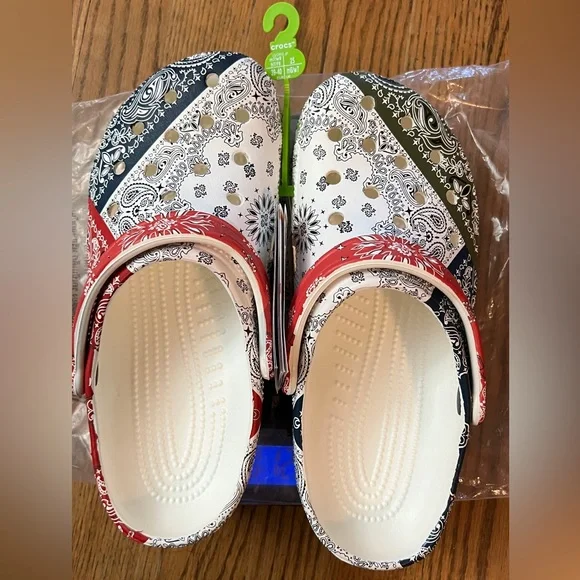UNISEX CROCS Bandana Style with Classic Clog Design SZ M7 W9 NWT - Picture 1 of 7